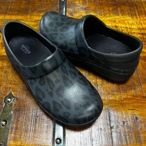 Crocs Dual Comfort Neria Pro II Clogs Mules leopard print. Slip resistant